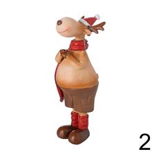 Vianočné dekorácie sobi s červeným šálom a čiapkou.