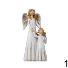 Dekorační anjeli v bielej a béžovej farbe.