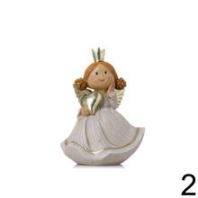 Dekoračný anjel s korunou a srdcom v béžovej farbe.