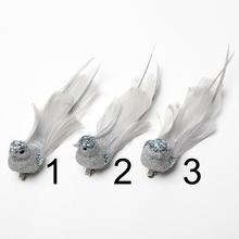 Sada vtáčikov na štipci so strieborným glitrom a perím.