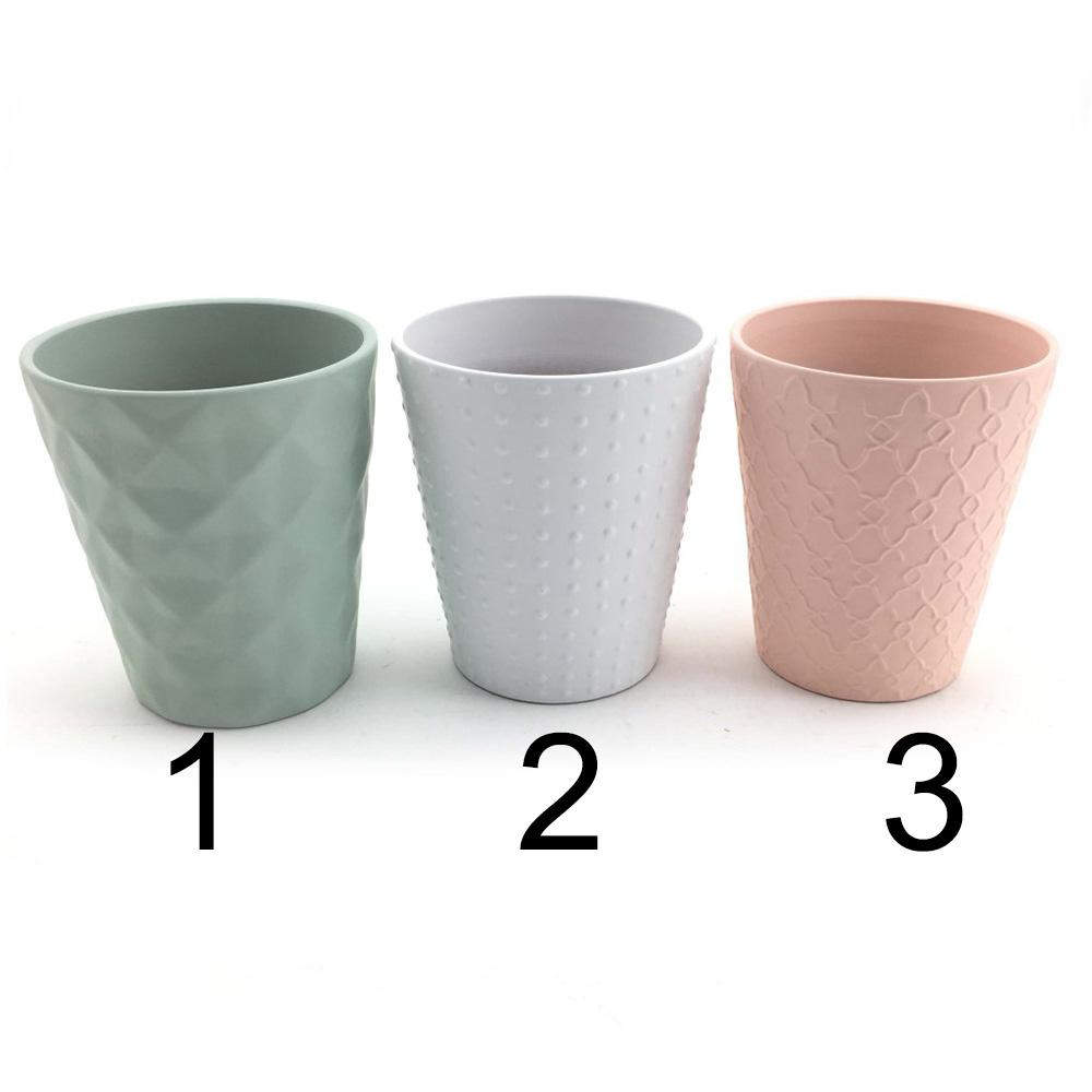 Sada květináčů v zeleném, bílém a růžovém designu.