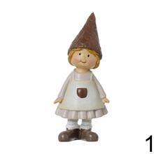 Dve dievčatá v béžových šatách a hnedých klobúkoch.