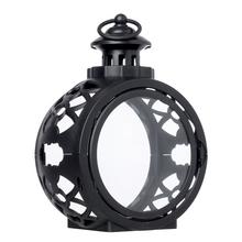 Černý kulatý lampáš s dvířky.