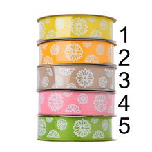 Stuhy v mixe farieb s kvetinovým vzorom.