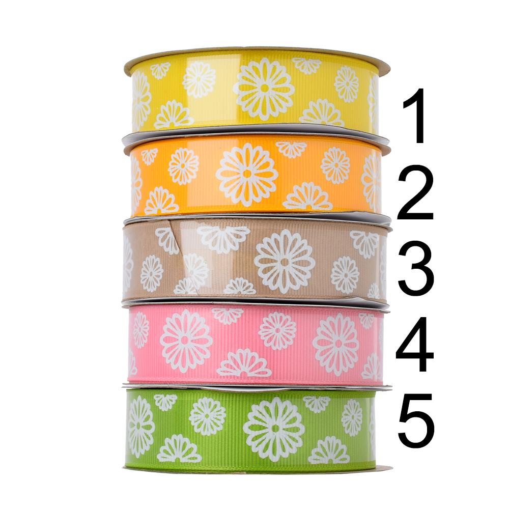 Stuhy v mixu barev s květinovým vzorem.