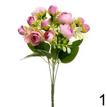 Kytica ranunculus s ružovými a bielymi kvetmi.