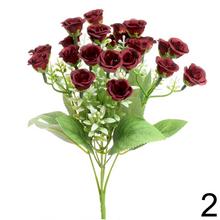 Kytica umelých ružičiek so zelenými listami.