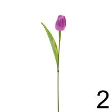 Umelé kvety tulipány v rôznych farbách.