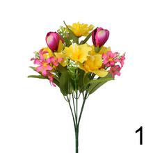 Kytica umelých kvetov s narcisom, krokusom a zelenou výzdobou.