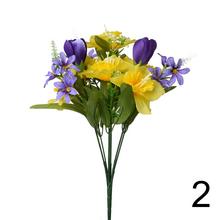 Kytica umelých kvetov s narcisom, krokusom a zelenou výzdobou.