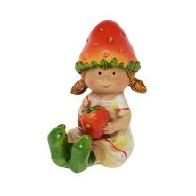 DIEVČATKO SEDIACE JAHODA POLYREZ 4x5x7,5CM BIELE - Postavičky do 15 cm | FLORASYSTEM