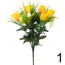 Kytica umelých tulipánov s bielymi kvetmi a zeleňou, mix farieb.