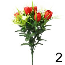 Kytica umelých tulipánov s bielymi kvetmi a zeleňou, mix farieb.