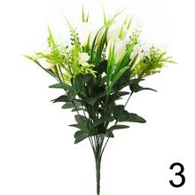 Kytica umelých tulipánov s bielymi kvetmi a zeleňou, mix farieb.