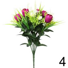 Kytica umelých tulipánov s bielymi kvetmi a zeleňou, mix farieb.