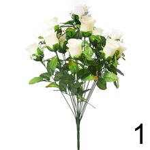 Kytica bielych ruží s listami.