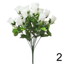 Kytica bielych ruží s listami.