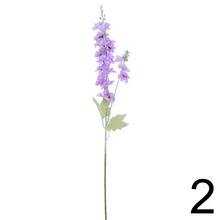 Umelé kvety delphinium v mixe farieb.