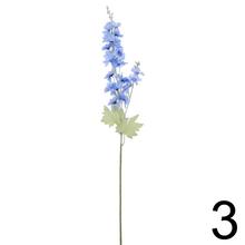 Umelé kvety delphinium v mixe farieb.