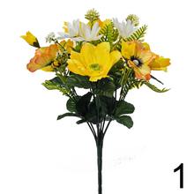 Kytica umelých kvetov s anemónami a margarétami v žltých a bielych odtieňoch.