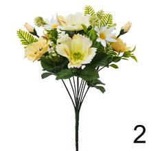 Kytica umelých kvetov s anemónami a margarétami v žltých a bielych odtieňoch.