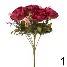 Kytica pivoniek s umelými kvetmi a zeleňou.