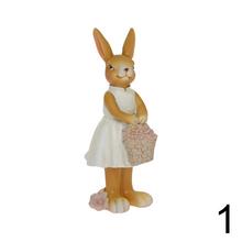 Zajačik a zajačica s košíkom, dekorácia na Veľkú noc.