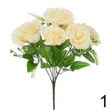 Kytica umelých ruží mix v bielej a krémovej farbe.