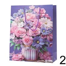 Darčeková taška s kvetinovým motívom.