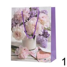 Darčeková taška s kyticou kvetov.