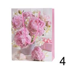 Darčeková taška s kyticou kvetov.