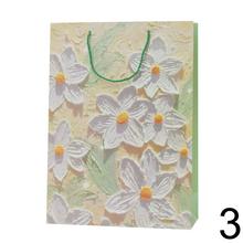 Darčeková taška s kvetinovým vzorom.