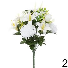 Kytica umelých kvetov s ľaliami a chryzantémami.