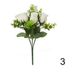 Kytica umelých ruží s eukalyptom a gypsom.