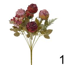 Kytica umelých ruží a zelene v mixe farieb.