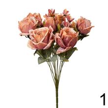 Kytica umelých ruží s drobnými kvetmi a zeleňou v mixe.