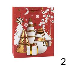 Vianočná darčeková taška s motívom stromčekov a snehu.