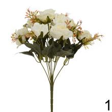 Kytica umelých ruží v rôznych farbách.