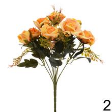 Kytica umelých ruží v rôznych farbách.