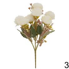 Kytica ranunculus s mixom zelene a kvetov v rôznych farbách.