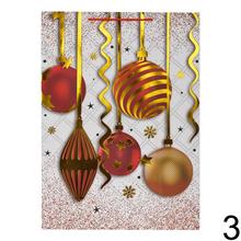 Vianočná darčeková taška s motívom darčekov a ozdôb.