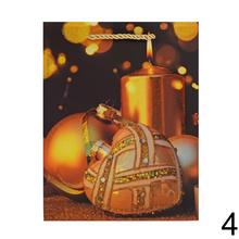 Vianočná darčeková taška s dekoráciami.