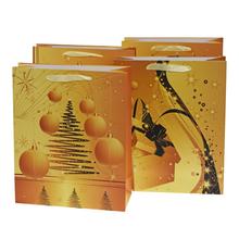 Darčeková taška na Vianoce s dekoráciou.