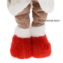 Tról stojaci z látky s červenou čiapkou a svetrom.