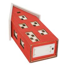 Červený domček s bielou strechou a oknami.