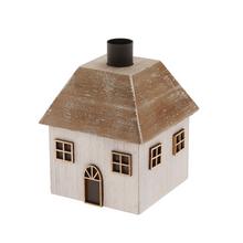 Drevený domček na sviečku s komínom.