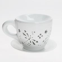 Aromalampa v tvare hrnčeka s kvetinovým vzorom, biela porcelánová.
