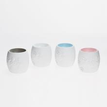 Aromalampa s anjelmi z porcelánu v bielo-modrej farbe.