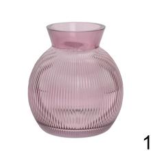 Sklenená váza s pruhovaným dizajnom.