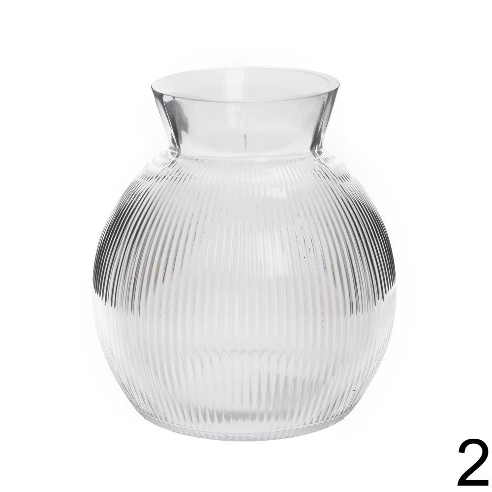 Skleněná váza s pruhovaným designem.